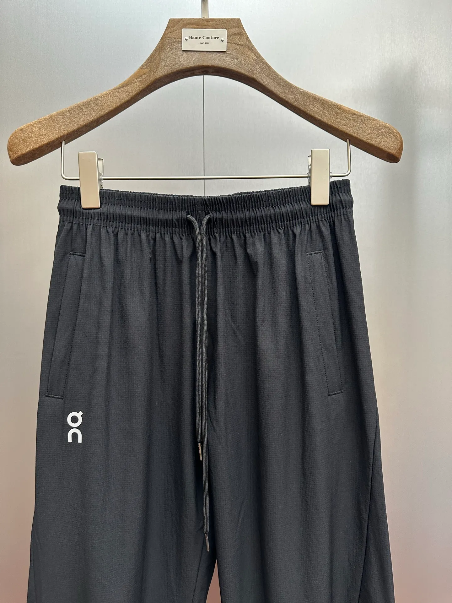 ON/Angpao All-Day Joggers Waterproof Sports Multi-Function Suit Made of textured tear-resistant fabric, quick-drying and sweat-wicking, not afraid of light rain, light and breathable, with zero restriction on the upper body. The fabric is tear-resistant, the upper body is neat and not bulky, and it provides both sun protection and wind protection. The jacket's lightweight material is breathable and waterproof, effectively preventing sweat accumulation and rain damage, keeping you dry and comfortable in all weather conditions. The unique spiral cutting structure provides flexible space for movement, no matter which direction and no matter the rhythm, it can move with you. The pockets on both sides are equipped with zippers to safely store car keys and energy gels. There is an inner pocket in a zippered pocket for storing small items to avoid violent shaking and provide extra protection. Featuring an elastic waistband, crotch gusset and pre-shaped knee construction, the pants move with you in any direction and at any pace. In addition, the zippers on the trouser legs can be pulled down to the knees for easy putting on and taking off. Equipped with two zippered hand pockets to keep your equipment safe and organized, no extra storage space is needed, so you can travel light. Whether it's jogging in the morning, cycling at night, or daily city travel, this jacket can be your thoughtful sports companion to help you stay in shape. Colors: Gray, Green, Khaki, Black Sizes: L, XL, XXL, XXXL